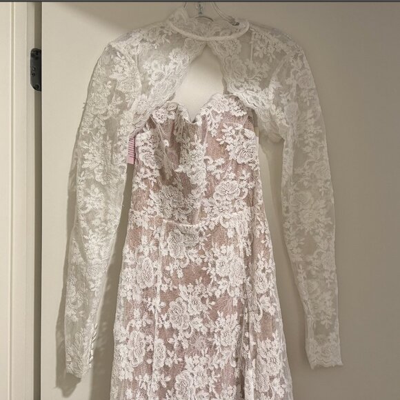 V.Chapman The Whitby Gown in White Chantilly Lace (Size 6) - Picture 10 of 12